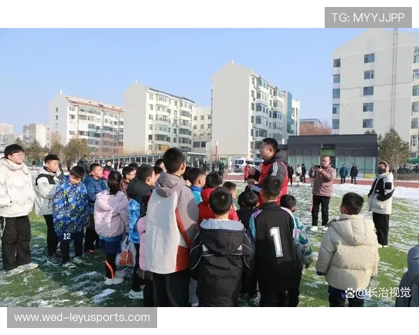 球员参与公益活动帮助青少年改善生活条件